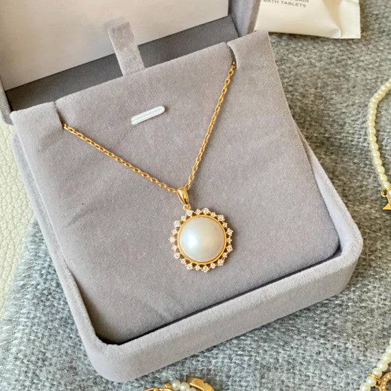 日本全新品馬貝太陽花閃閃鋯石項鍊吊墜(13-14)小花款(不含鏈) - STT Mall HK 靚太網購 -- Default Title