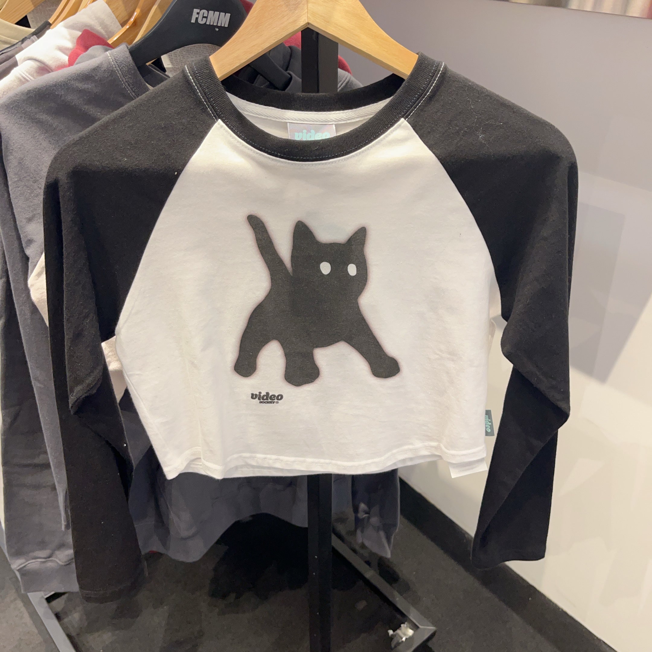 韓國 Video Jockey KITTYKITTY BANGBANG CROP RAGLAN LS T-SHIRTS【VJ004】 - STT Mall HK 靚太網購
