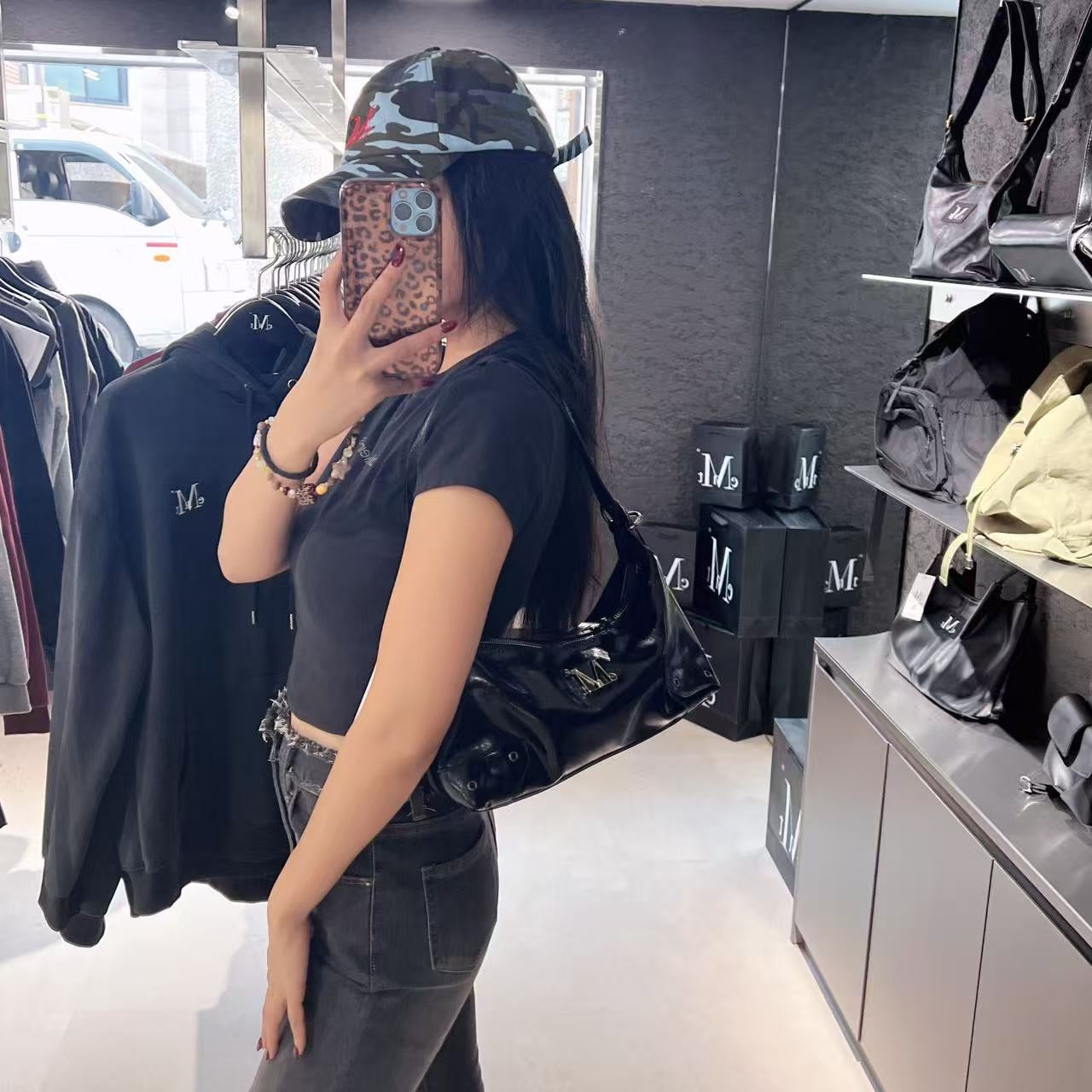 韓國 Mucent Barb Metal Logo 2-Way Eyelet Crossbody Bag【MU092】