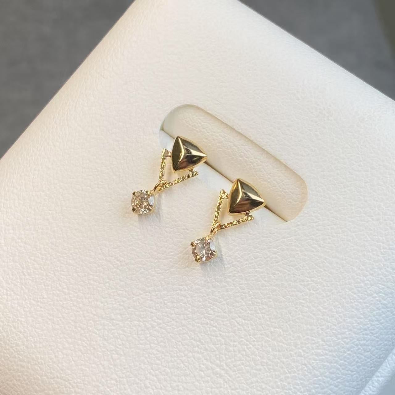 日本直送 閃耀V語 鑽石金耳釘【JS427】