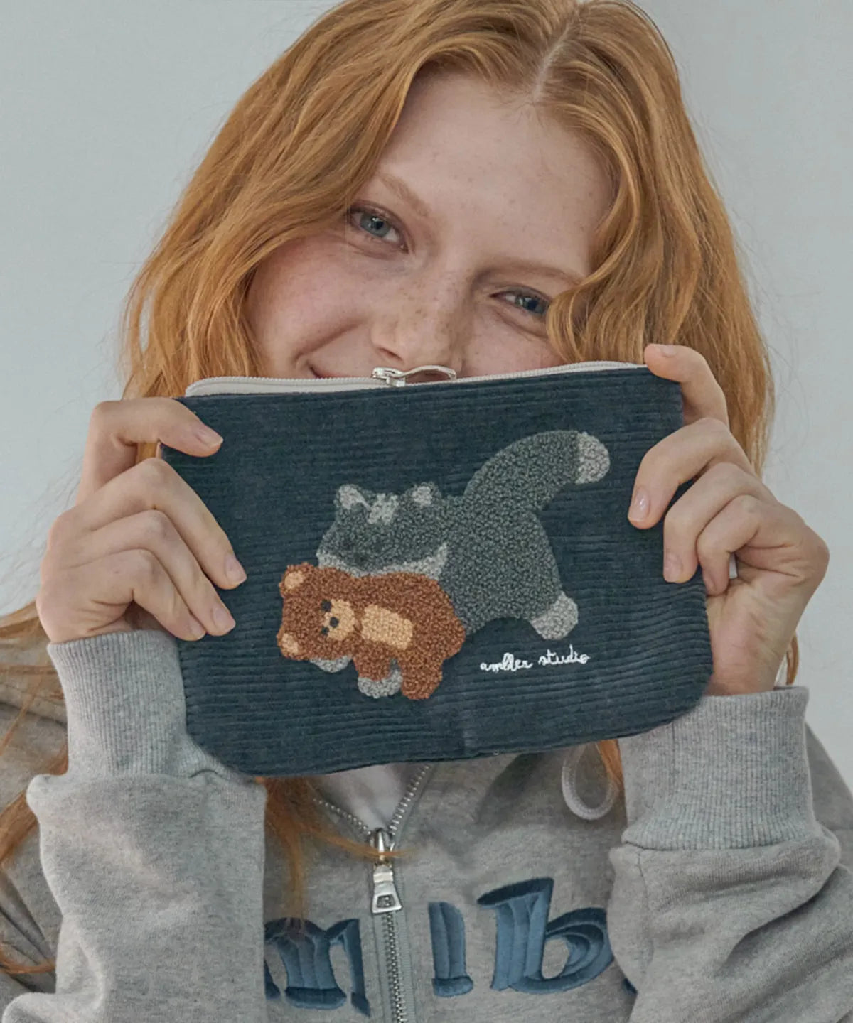 韓國 Ambler Cat biting Little Bear Corduroy Pouch【AR111】