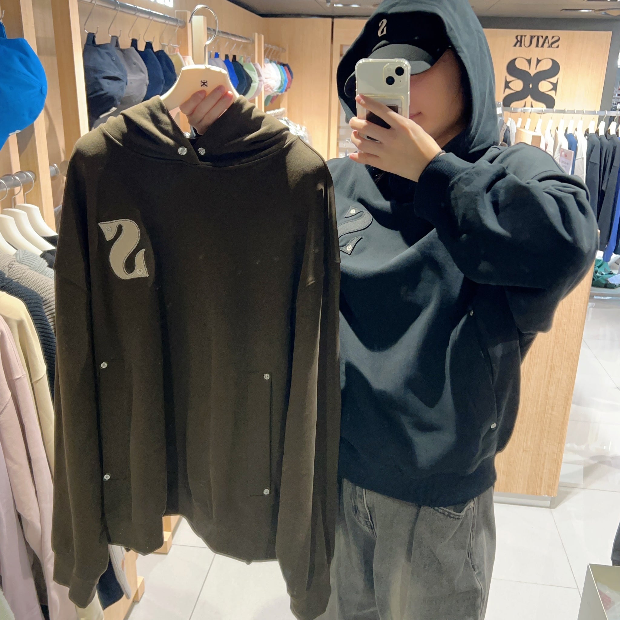 韓國 Satur Small Rivet Appliqué Pocket Logo Hoodie【SR146】