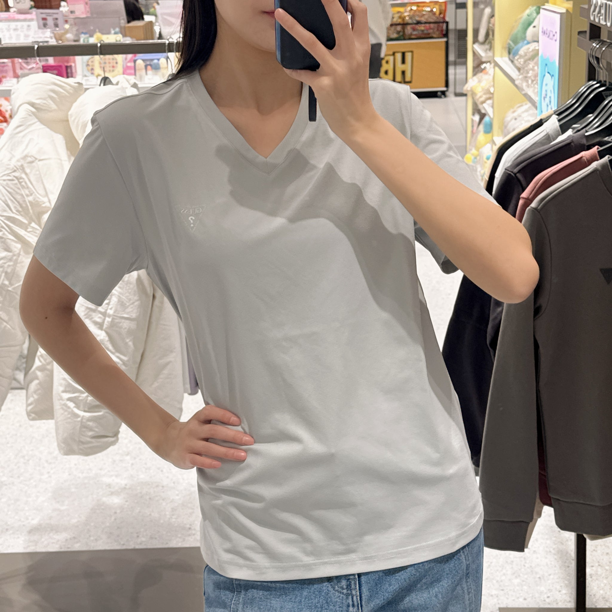 韓國 Guess Men's Aerocool Mini Triangle V-Neck Short Sleeve T-Shirt【GU033】