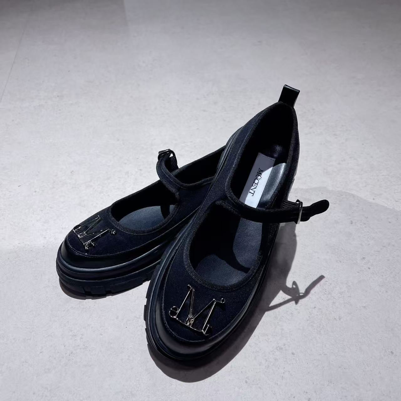 韓國 Mucent Tilia Metal Logo Point Mary Jane Shoes【MU153】