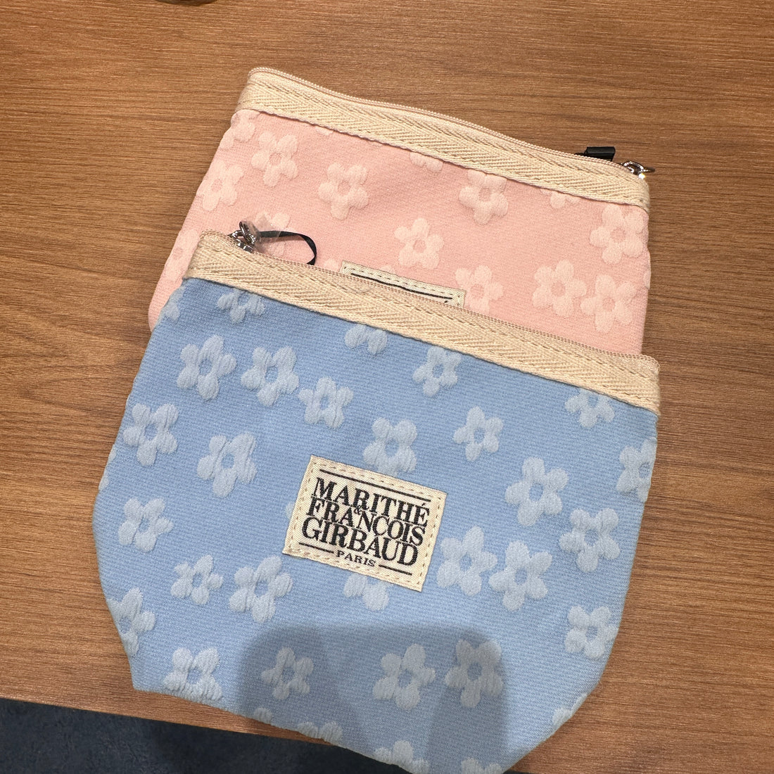 韓國 Marithe Francois Girbaud CLASSIC LOGO EMBO FLOWER POUCH 【MF318】 - STT Mall HK 靚太網購