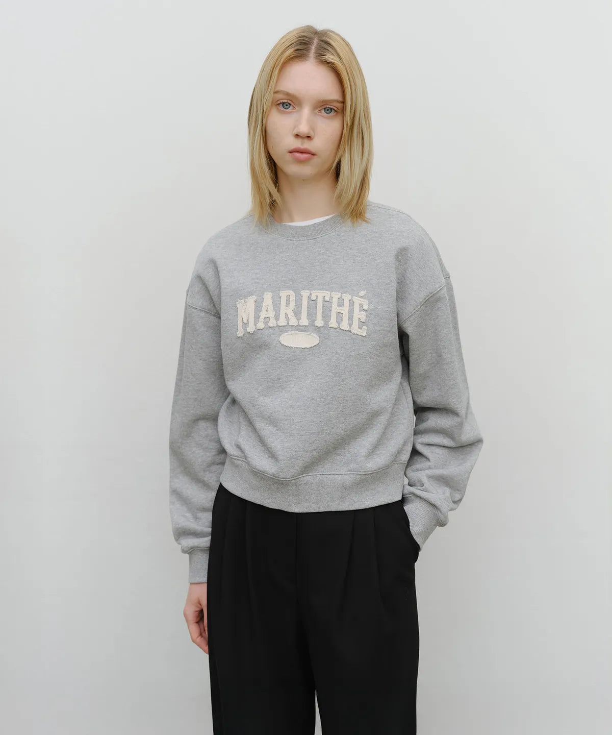 韓國 Marithe Francois Girbaud W Raw Edge Applique Logo Crop Sweatshirt【MF667】