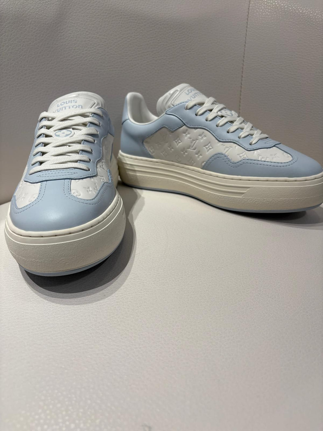 全新LV 白色淺藍邊休閒波鞋  訂金 $500 總售價 $5988【JS583】