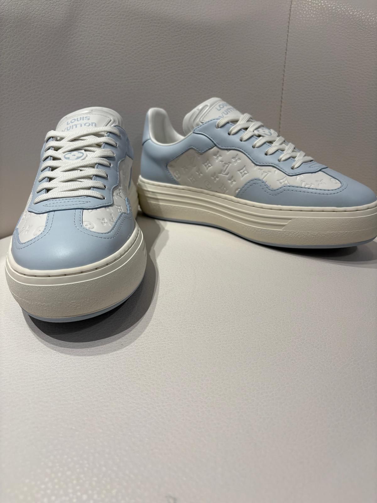 全新LV 白色淺藍邊休閒波鞋  訂金 $500 總售價 $5988【JS583】