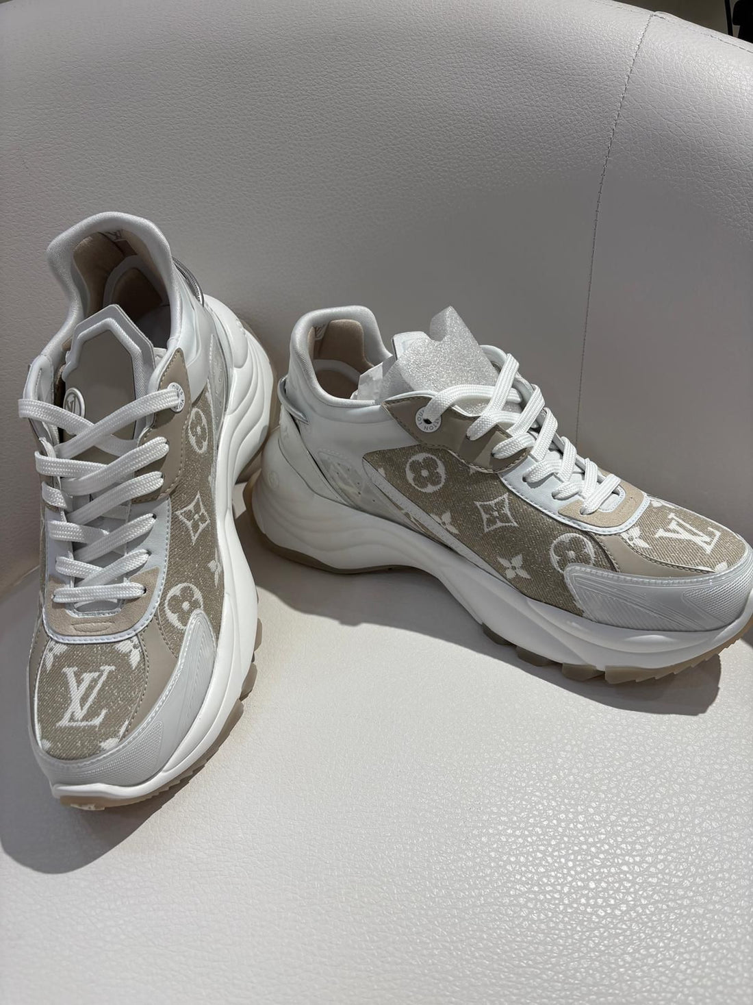 全新LV 奶茶色運動波鞋  訂金 $500 總售價 $5988【JS487】