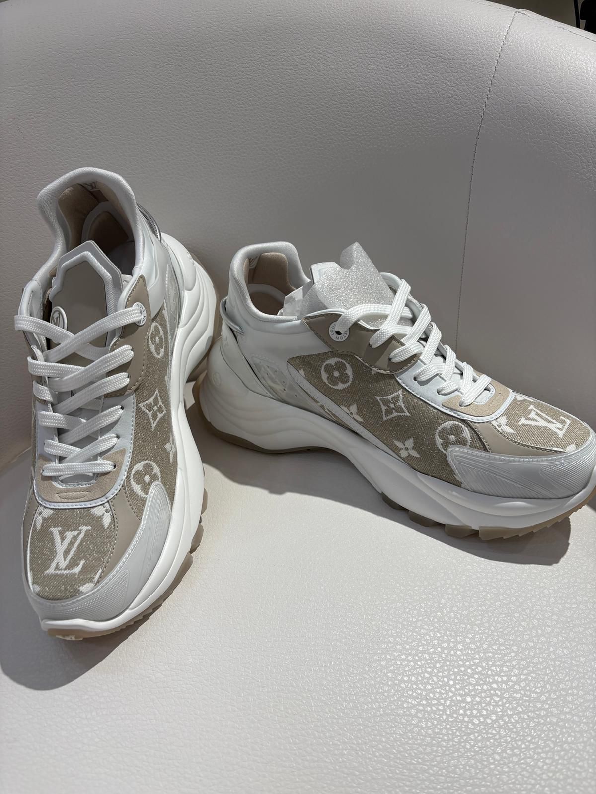 全新LV 奶茶色運動波鞋  訂金 $500 總售價 $5988【JS487】