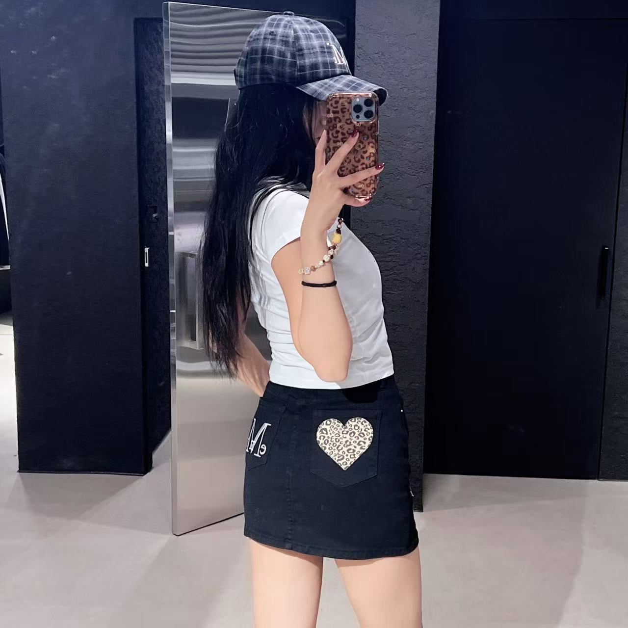 韓國 Mucent Coron Back Leather Leopard Heart Patch Skirts【MU150】