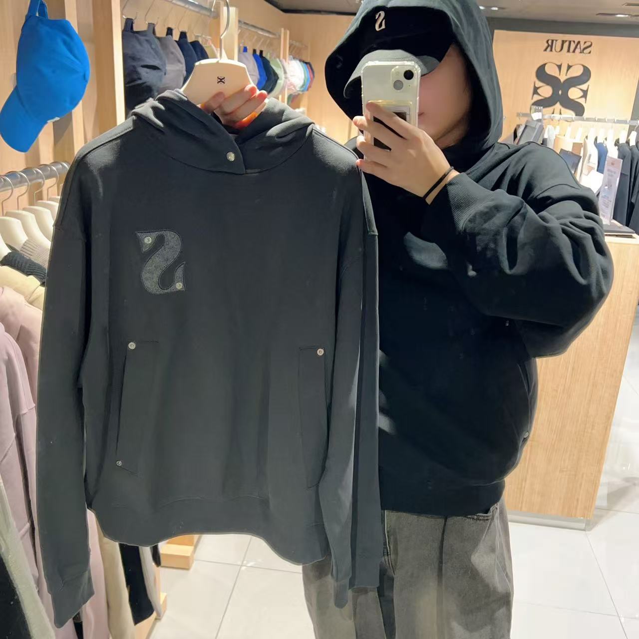 韓國 Satur Small Rivet Appliqué Pocket Logo Hoodie【SR146】