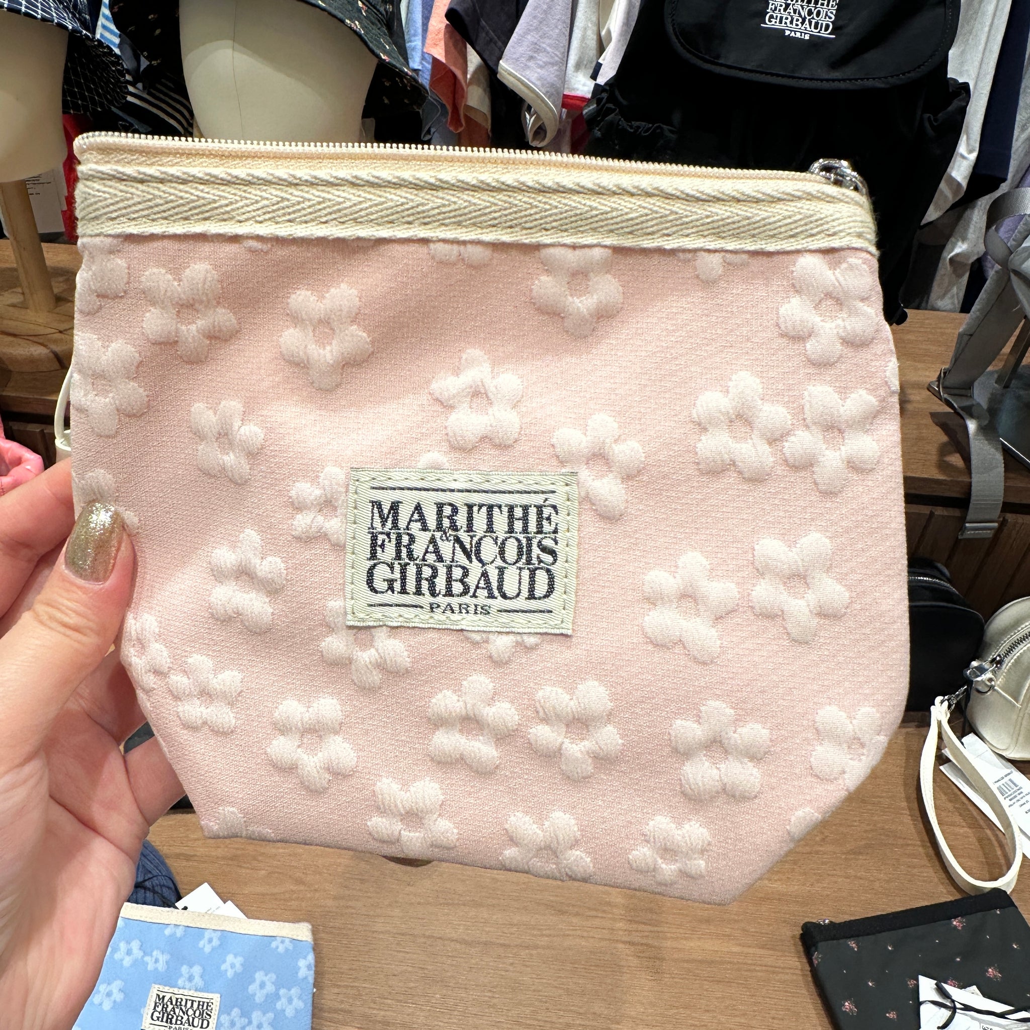 韓國 Marithe Francois Girbaud CLASSIC LOGO EMBO FLOWER POUCH 【MF318】 - STT Mall HK 靚太網購