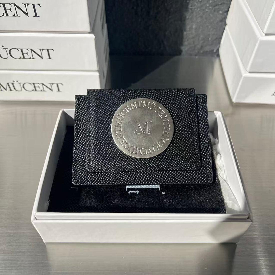 韓國 Mucent Arc Metal Logo Saffiano Accordion Wallet【MU110】