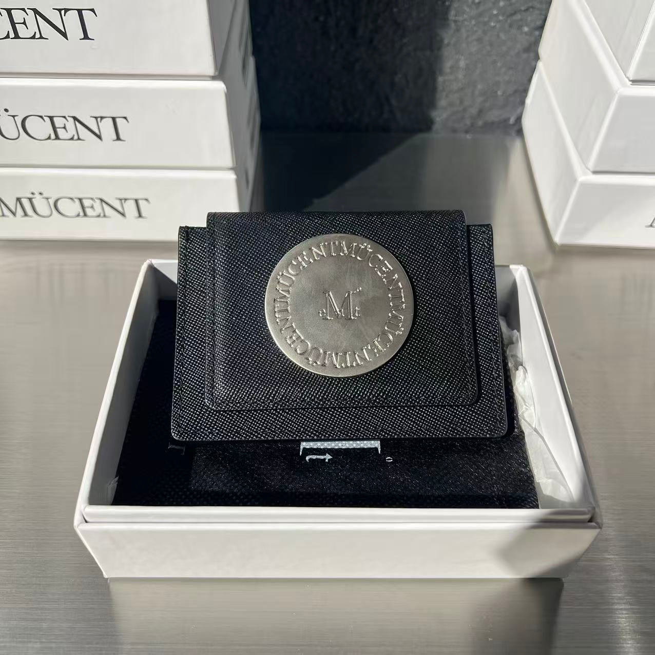 韓國 Mucent Arc Metal Logo Saffiano Accordion Wallet【MU110】