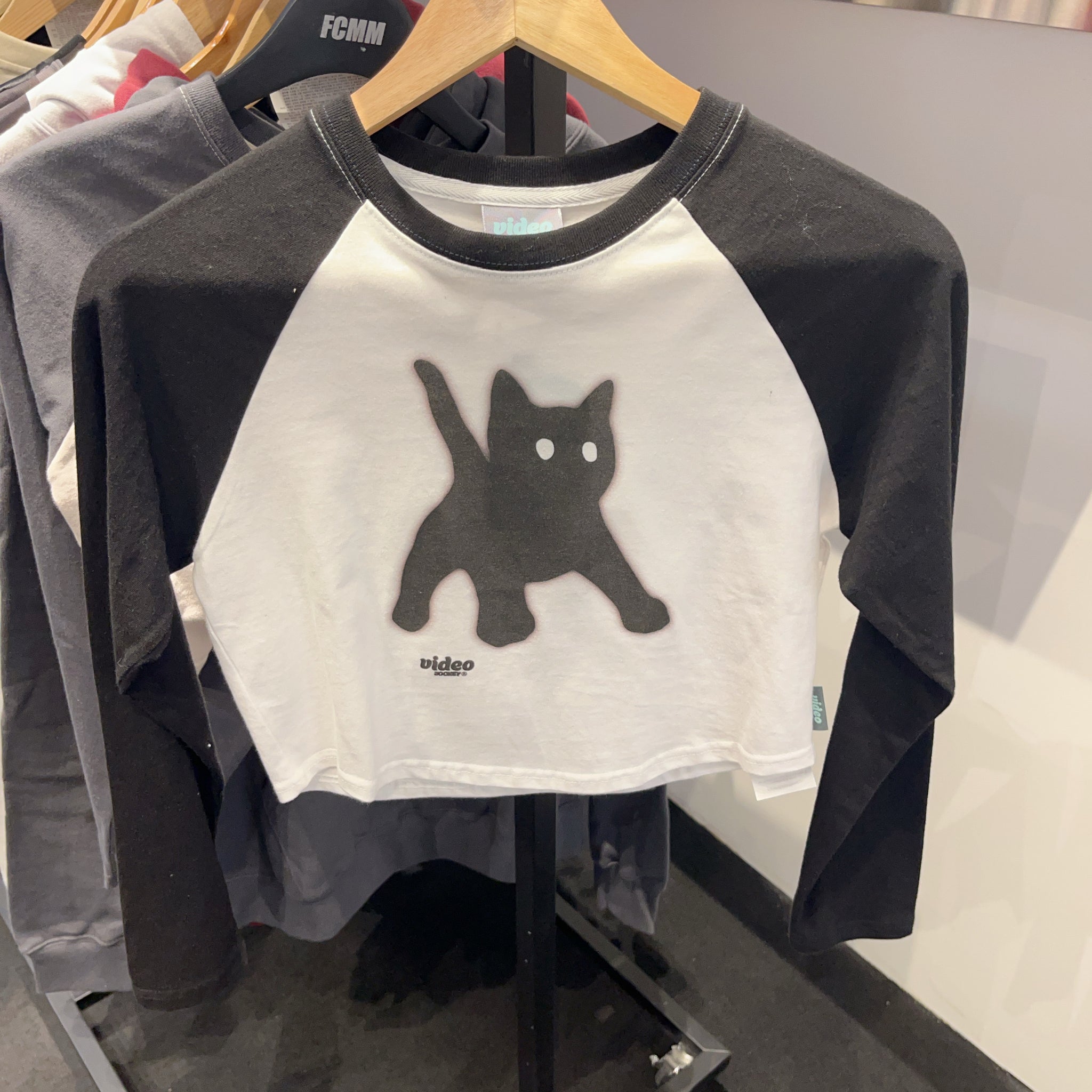 韓國 Video Jockey KITTYKITTY BANGBANG CROP RAGLAN LS T-SHIRTS【VJ004】 - STT Mall HK 靚太網購