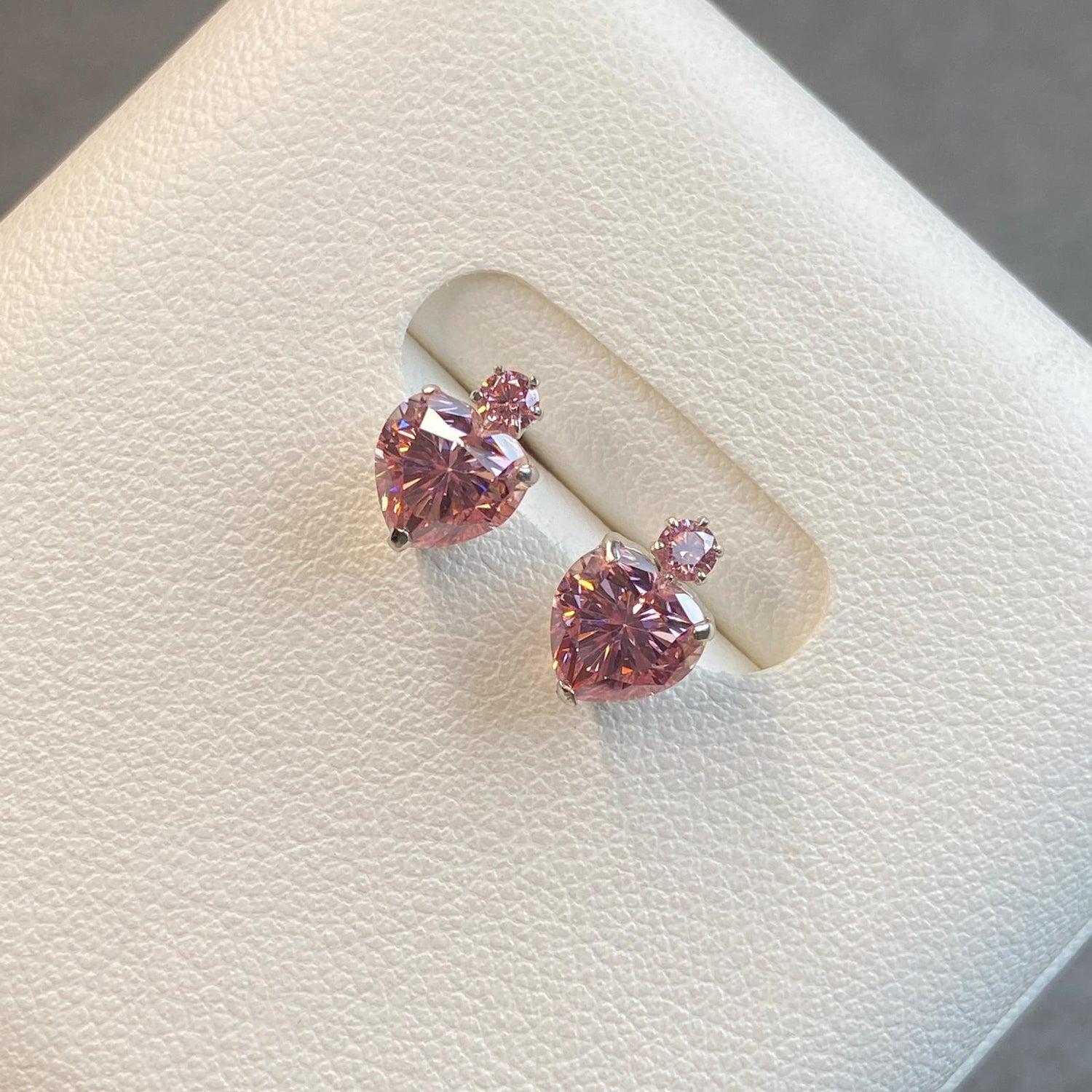 日本直送 粉色桃心莫桑鑽金耳釘【JS381】