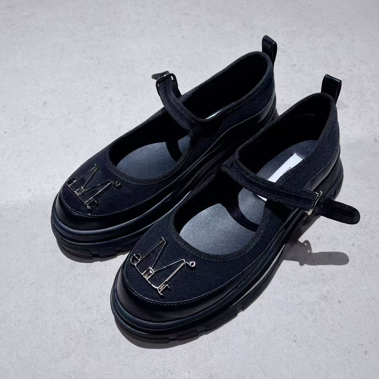 韓國 Mucent Tilia Metal Logo Point Mary Jane Shoes【MU153】