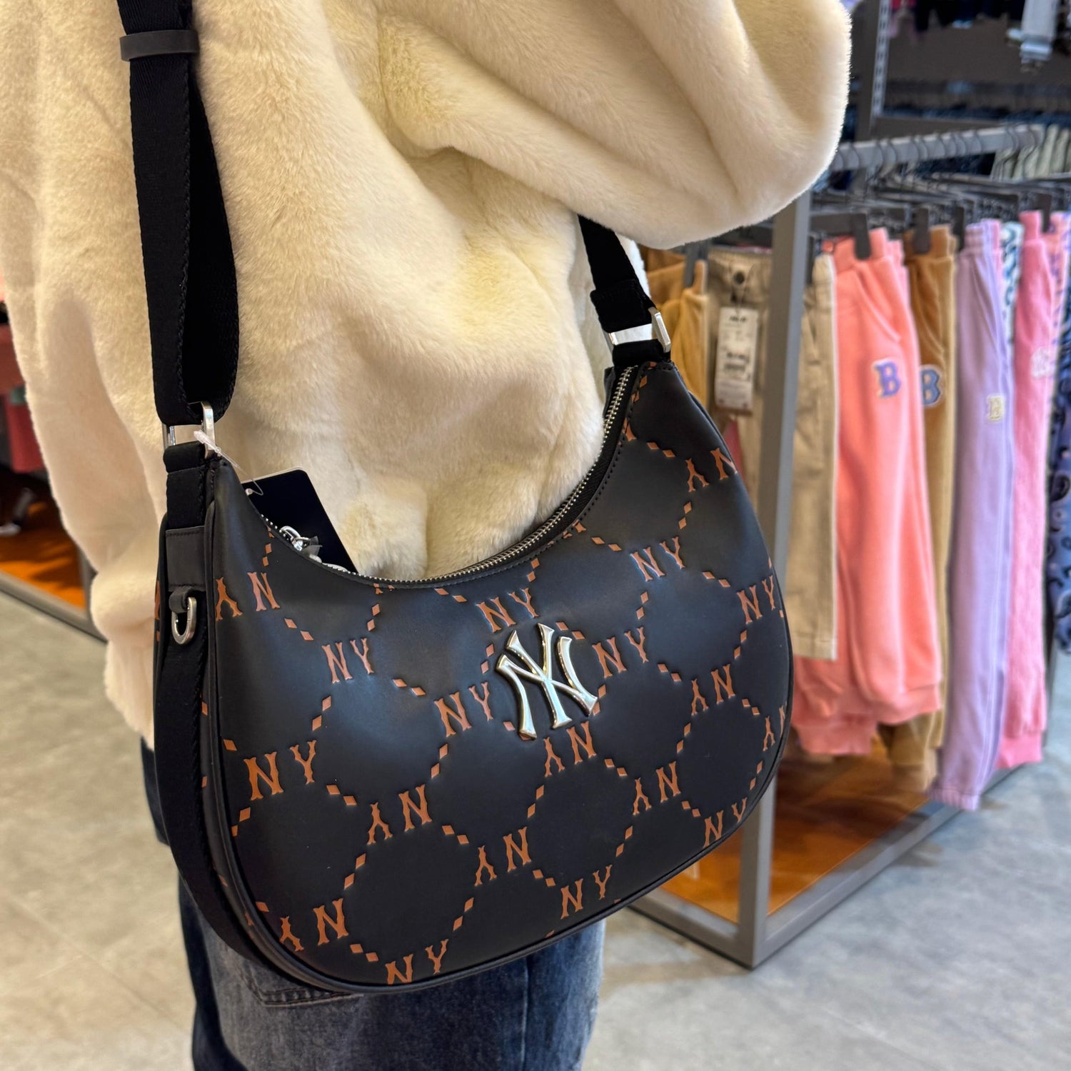 韓國 MLB Dia Monogram PU Embo l-Hobo Bag 【MB096】 - STT Mall HK 靚太網購