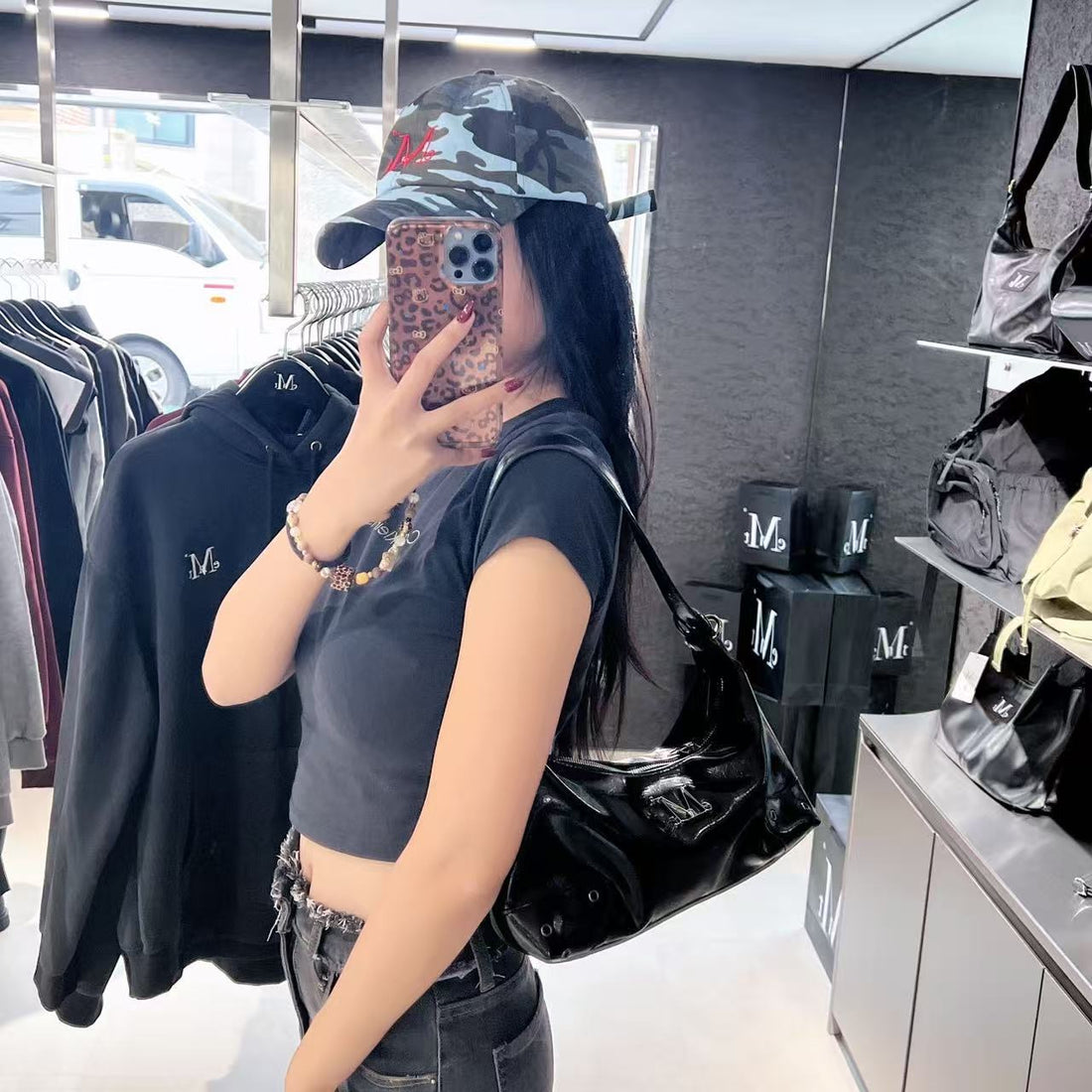 韓國 Mucent Barb Metal Logo 2-Way Eyelet Crossbody Bag【MU092】