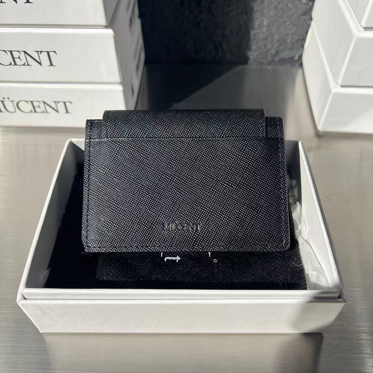 韓國 Mucent Arc Metal Logo Saffiano Accordion Wallet【MU110】