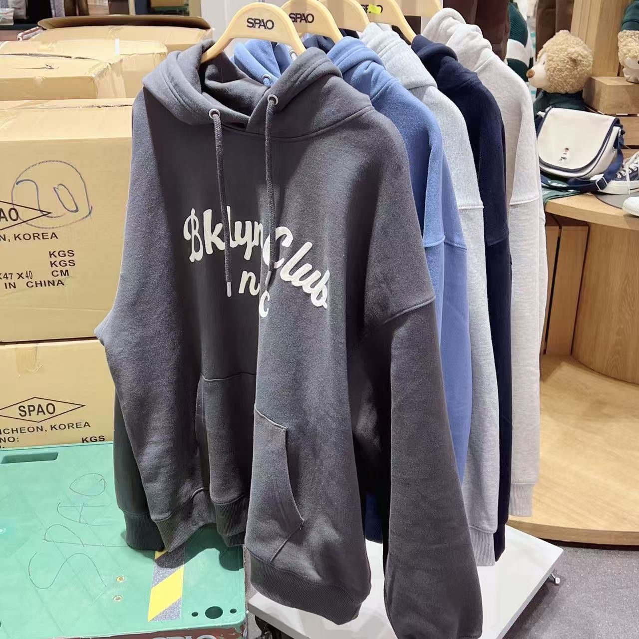 韓國 SPAO BROOKLYN Chain Embroidered Hooded Pullover【SP318】