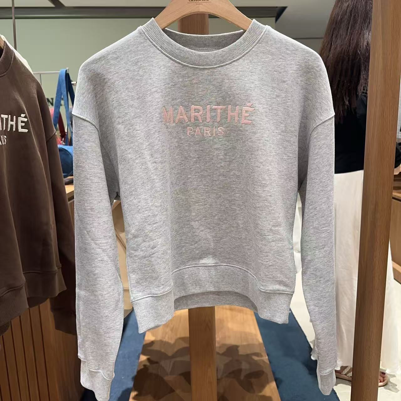 韓國 Marithe Francois Girbaud W Hand-Drawn Logo Crop Sweatshirt【MF721】