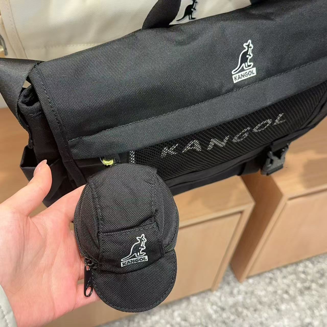 韓國 KANGOL Icon Alpha Messenger Bag【KL095】