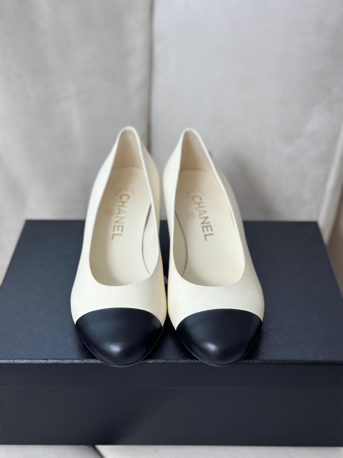 【Brand New】Chanel 白色珍珠高跟鞋 (Size : 36 正碼) (訂金$500，總售價為 $3,980)【ST039】