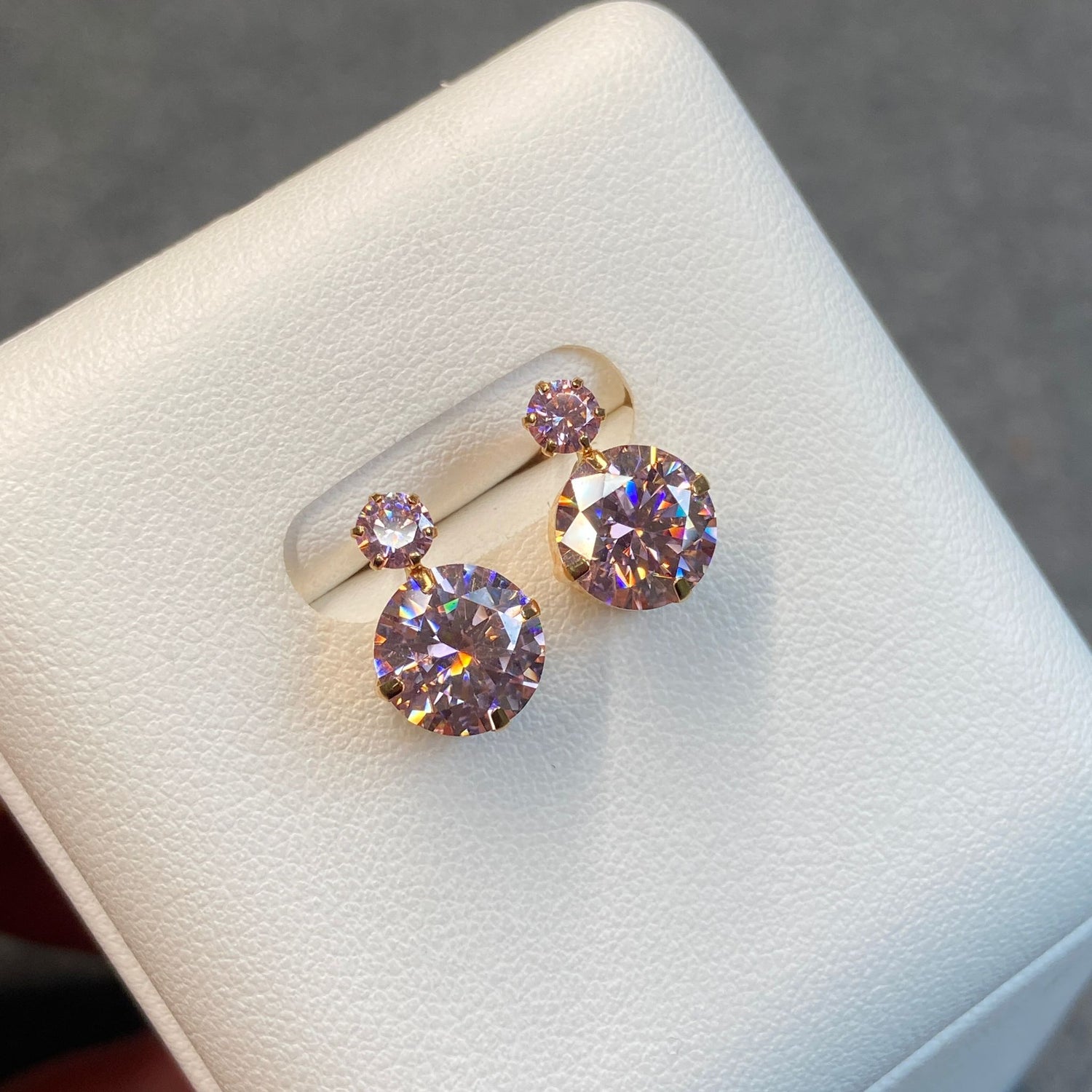 日本直送 光影雙星粉莫桑鑽金耳釘【JS424】