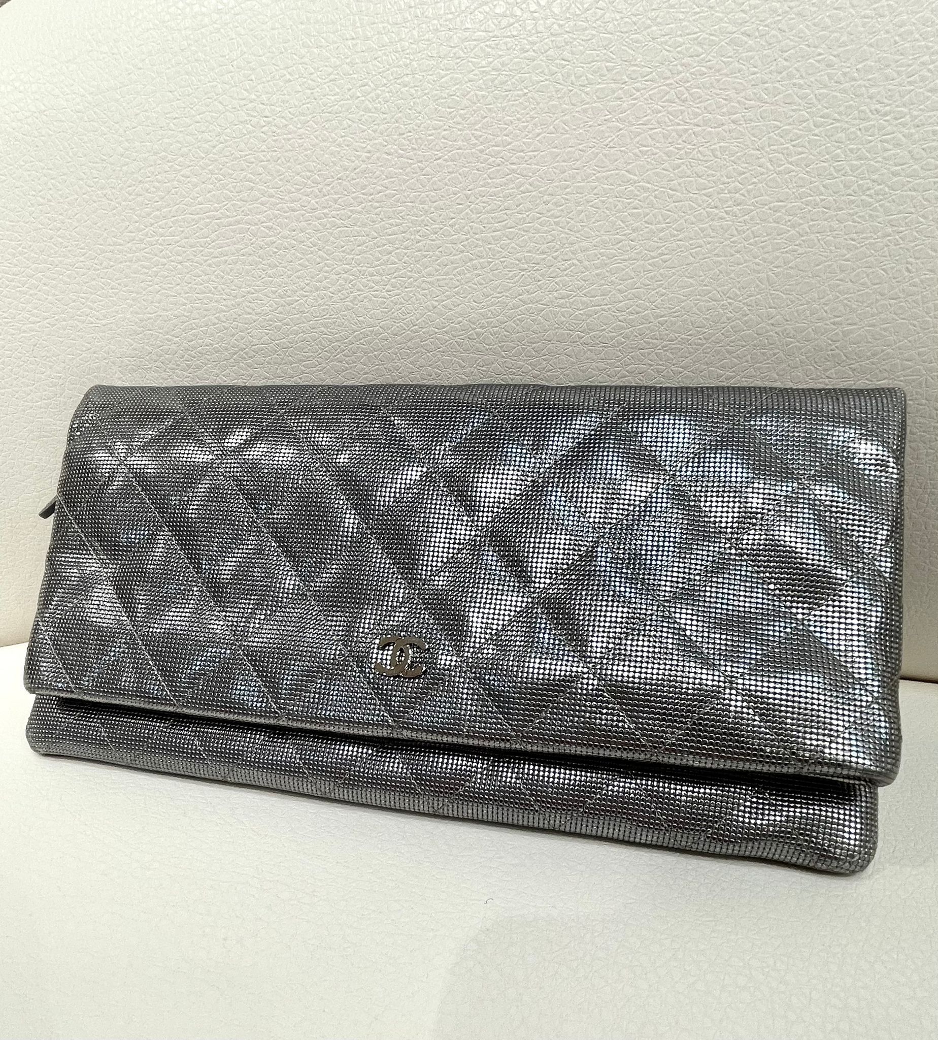二手CHANEL 銀色手拿袋  訂金 $500 總售價 $5998【JS571】