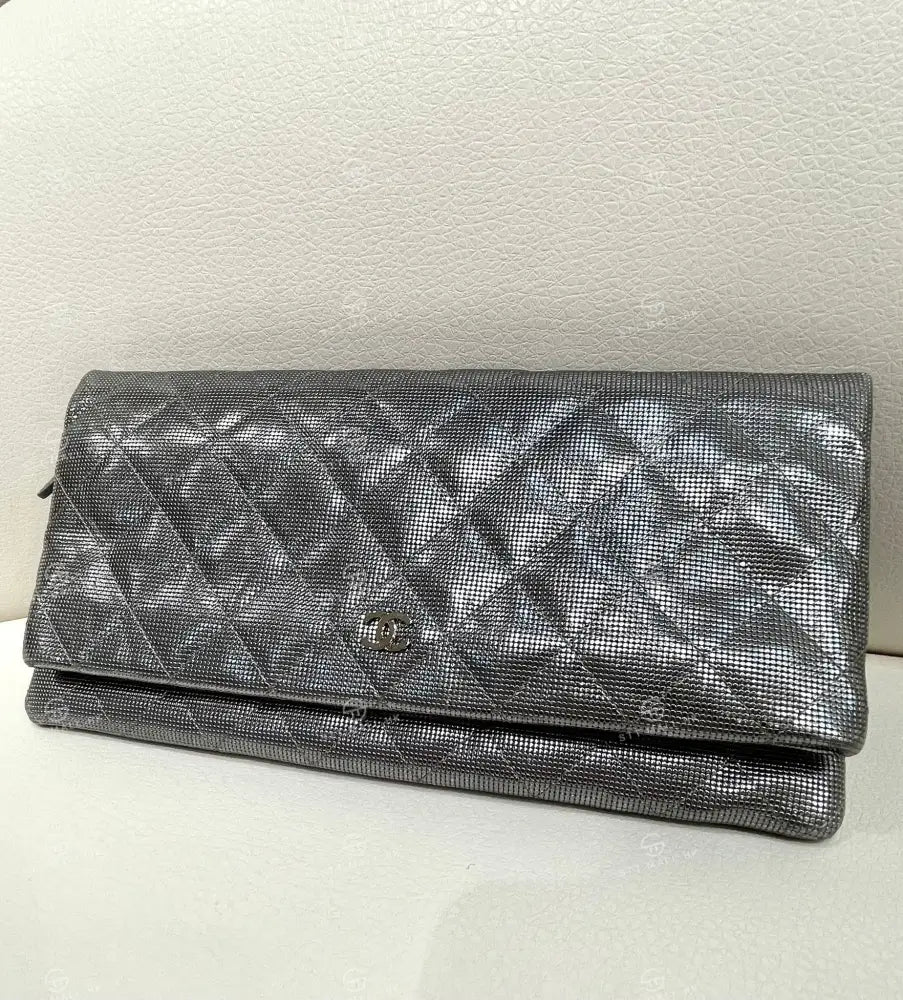二手CHANEL 銀色手拿袋 訂金 $500 總售價 $5998【JS571】 一般商品