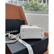 Chanel Box Bag 連禮盒 (白色拼淡金扣)