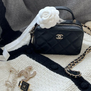 Chanel 迷你連鏡長鍊袋連禮盒 (黑色淡金扣)