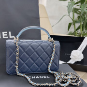 Chanel 手挽垂蓋金色CC logo鏈帶手機袋 連禮盒 (深藍拼天藍)