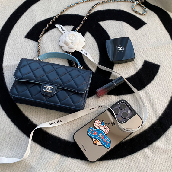 Chanel 手挽垂蓋金色CC logo鏈帶手機袋 連禮盒 (深藍拼天藍)