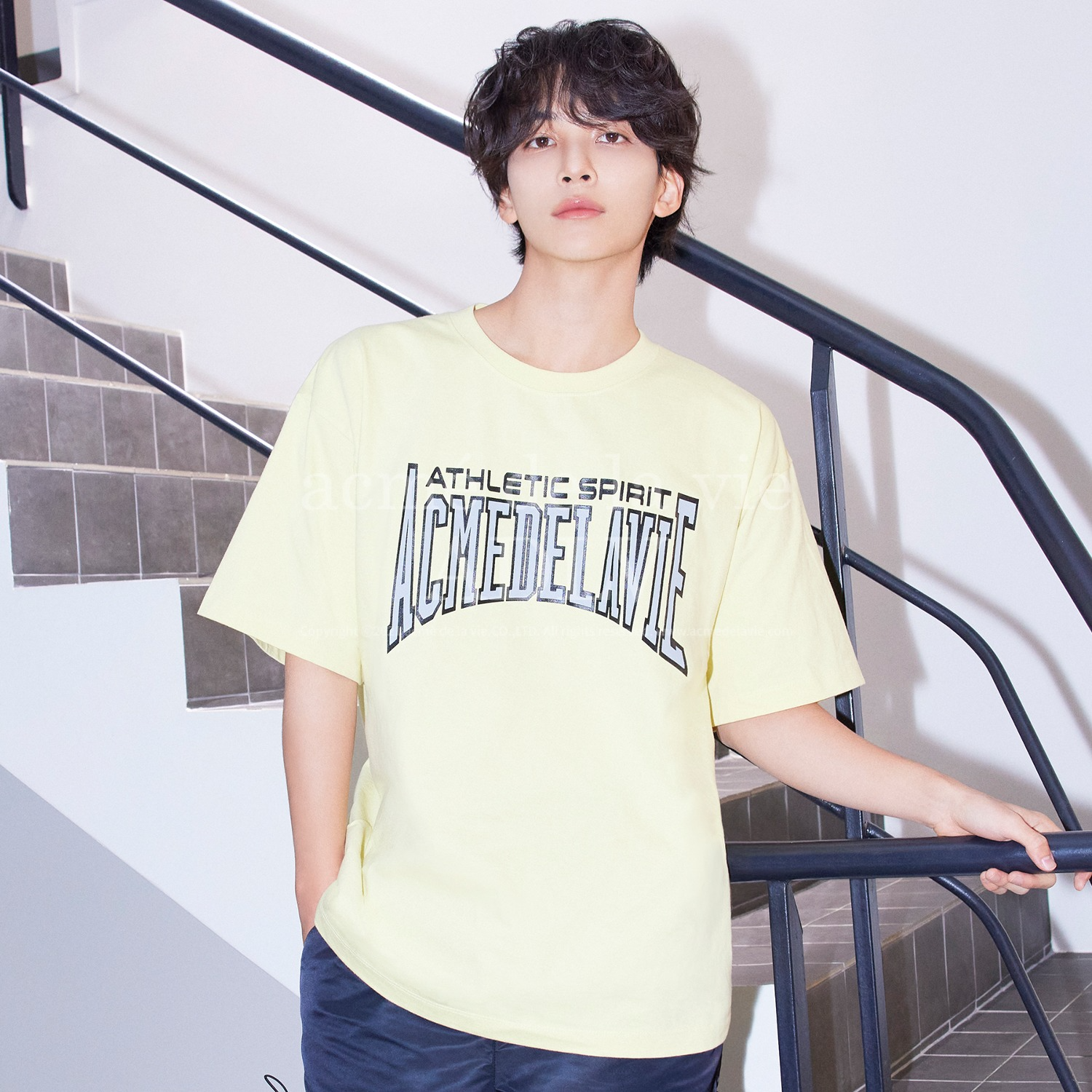 [아크메드라비] VARSITY LOGO EMBOSSING PRINTING SHORT SLEEVE T-SHIRT LIGHT YELLOW